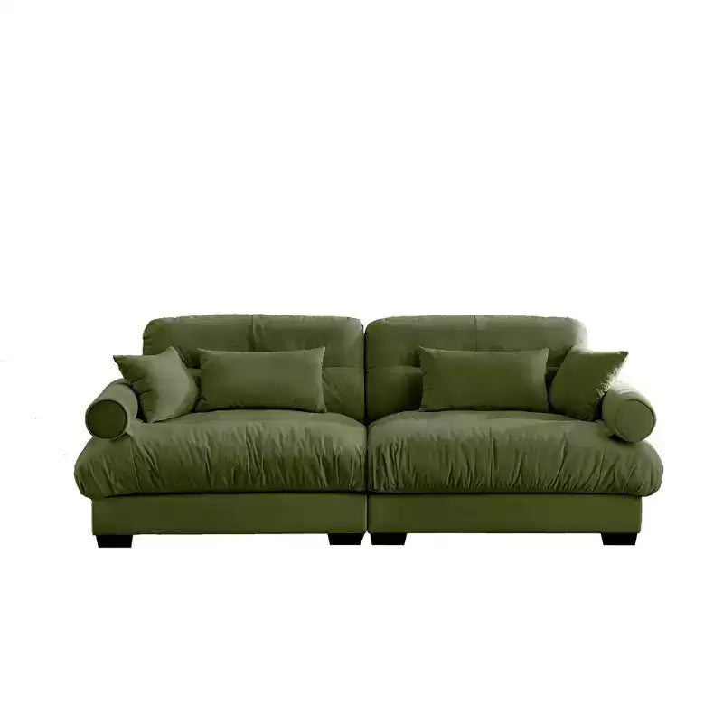 Canapé moderne deux places avec accoudoirs rembourrés, coussins lombaires et coussins décoratifs.