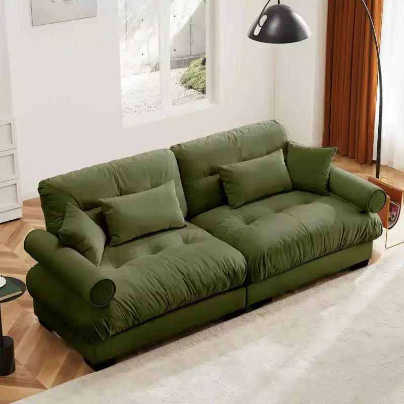 Canapé moderne deux places avec accoudoirs rembourrés, coussins lombaires et coussins décoratifs.